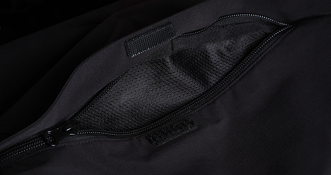 Pantalon avec ouverture latérale